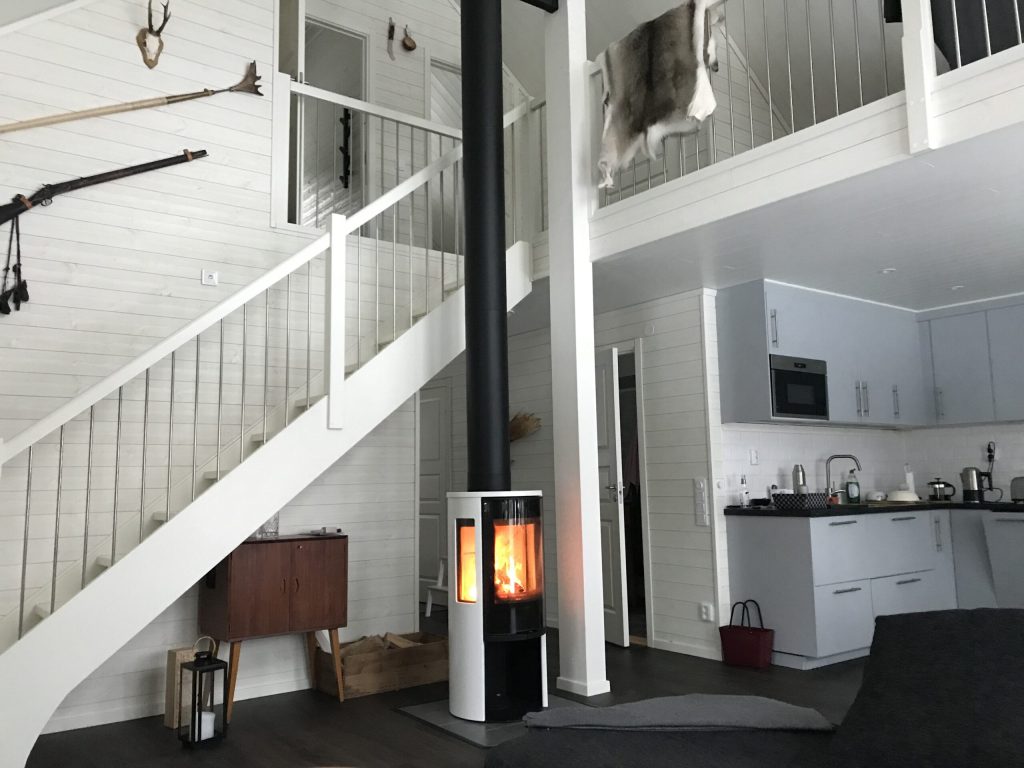 TH70L Pikebacken – allrum med trappa till loftet, kamin och kök