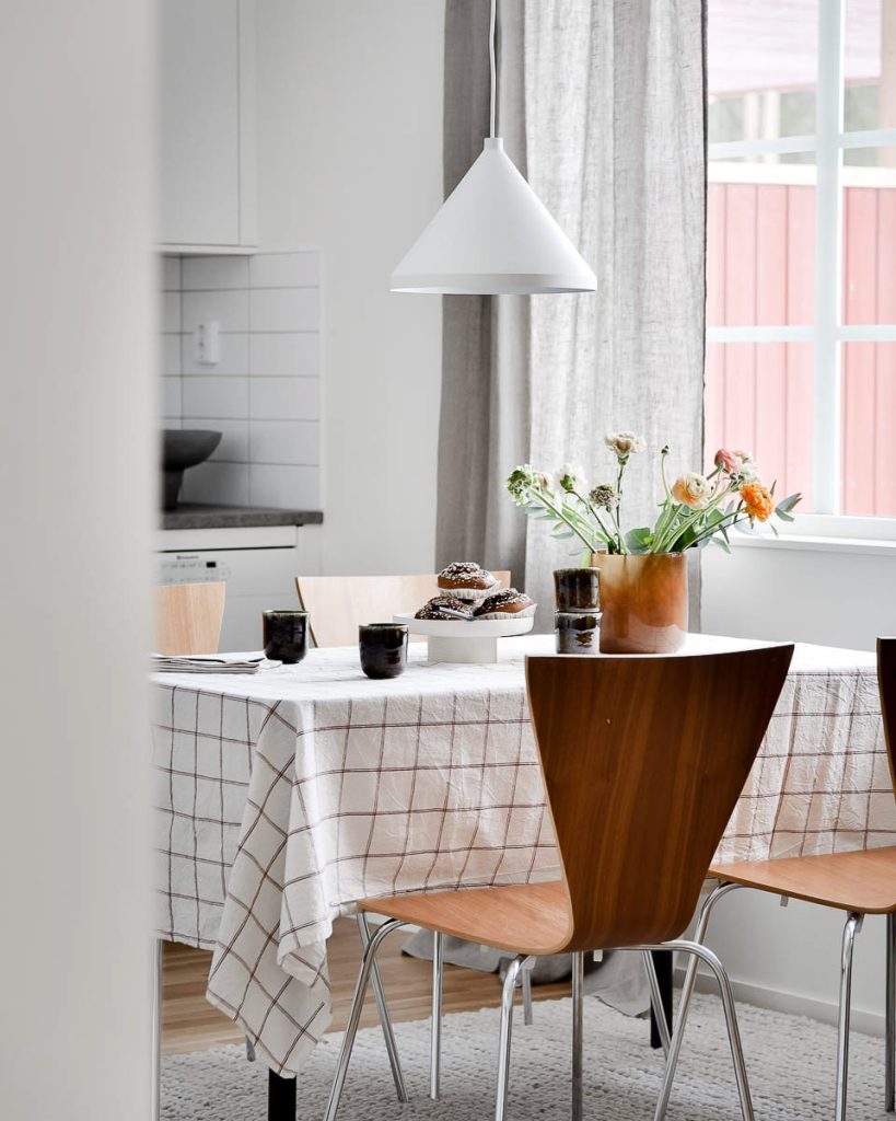 Matplats i Villa Tallbacken vid fönstret intill köket