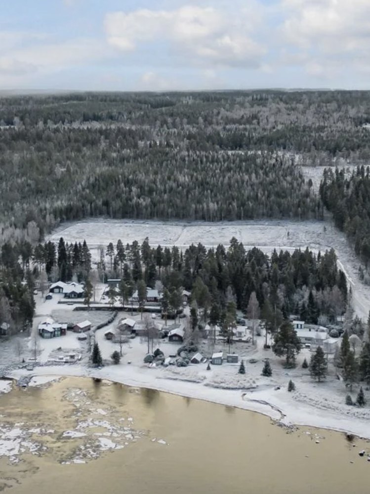 Flygbild över tomtområdet i Boviken en vinterdag