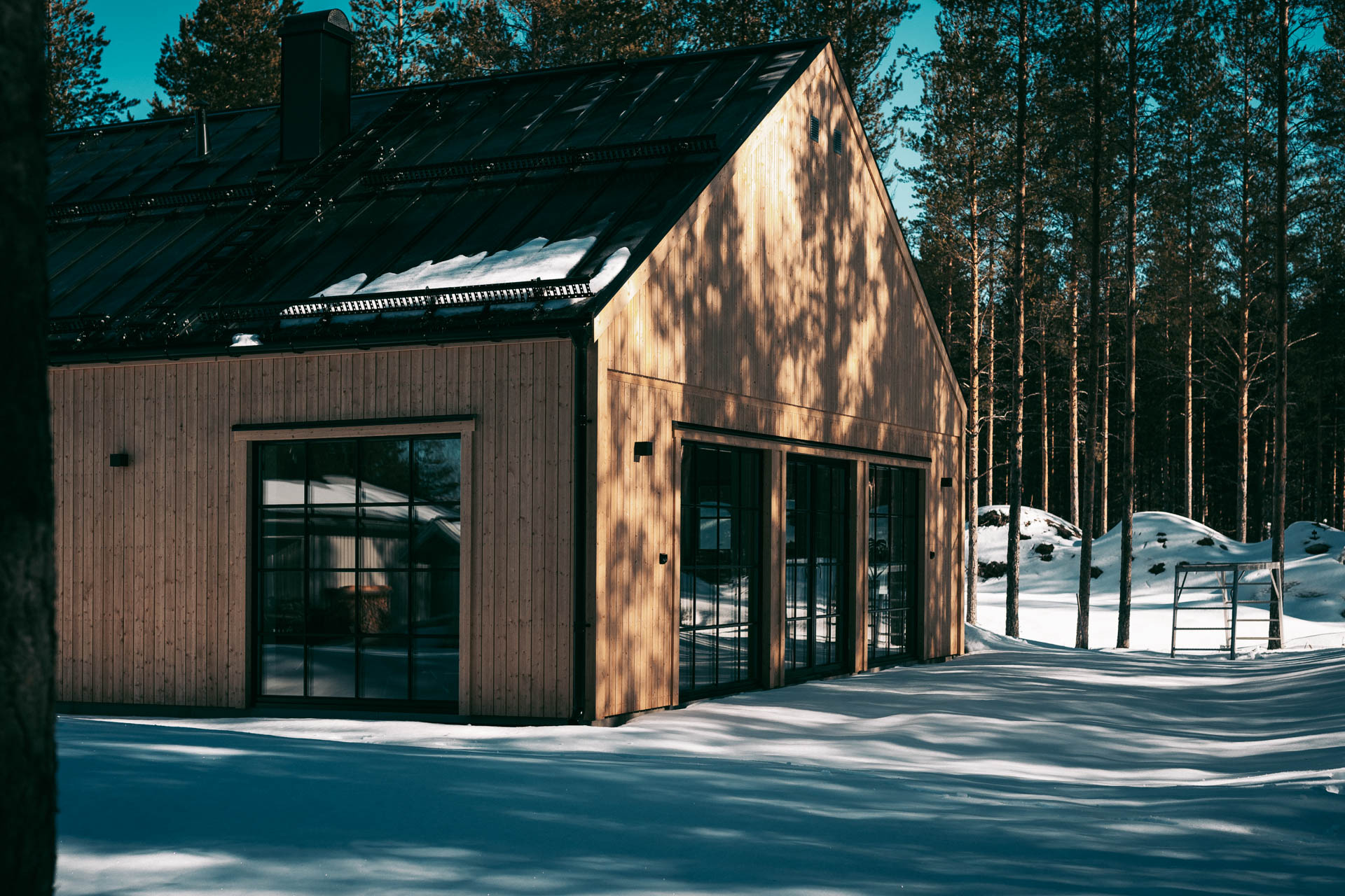 Villa Lycksele – trähus med sadeltak och stora fönster
